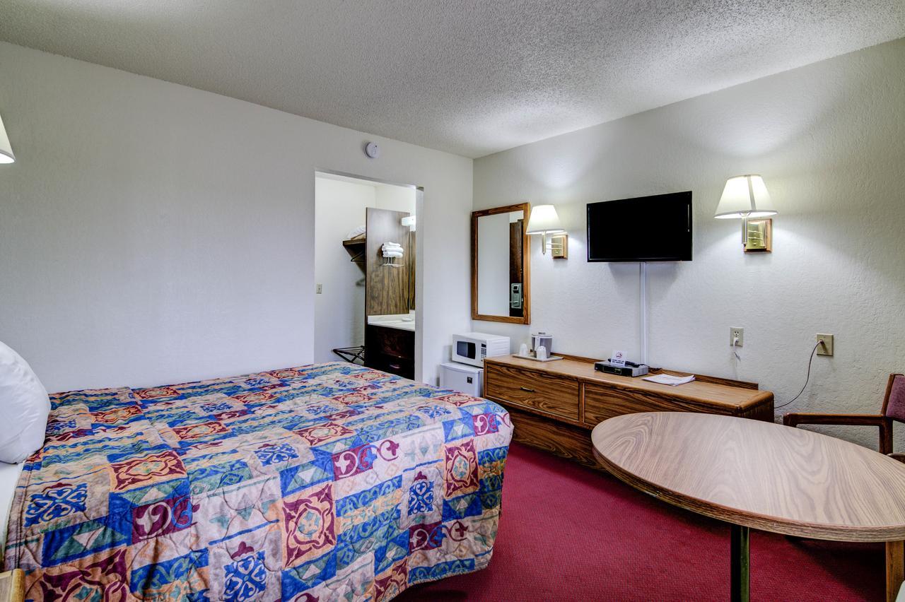 Bloomer Inn & Suites Exterior foto