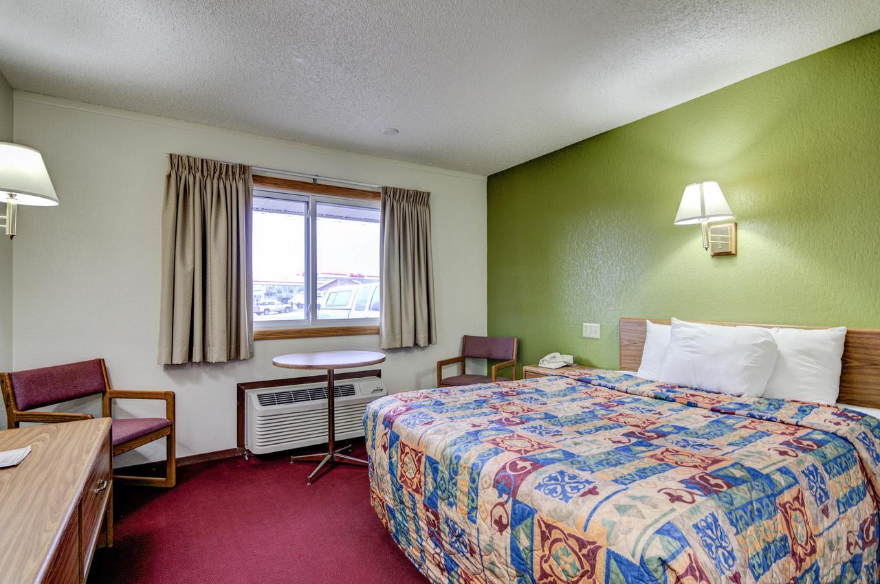Bloomer Inn & Suites Exterior foto