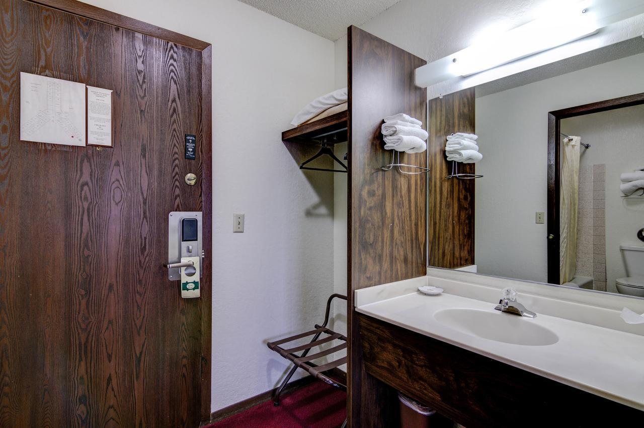 Bloomer Inn & Suites Exterior foto